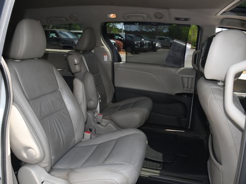 Used 2017 Toyota Sienna XLE w/ XLE Navigation Package FWD image 20