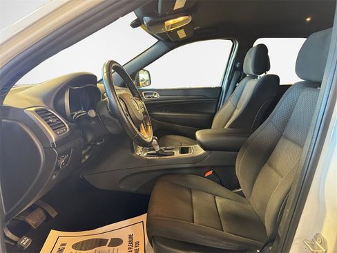 Used 2020 Jeep Grand Cherokee Laredo image 12