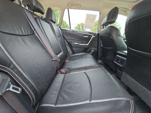 Used 2019 Toyota RAV4 XLE w/ Convenience Package FWD image 14