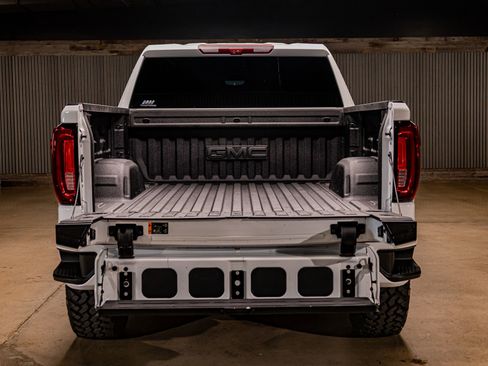 Used 2025 GMC Sierra 1500 AT4 w/ Technology Package image 9