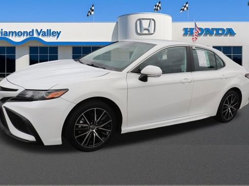 Used 2023 Toyota Camry SE image 3