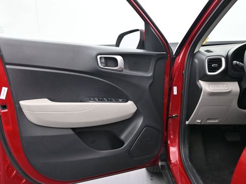 Used 2025 Hyundai Venue SEL image 17