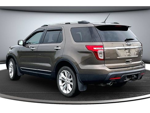 Used 2015 Ford Explorer XLT w/ Equipment Group 202A AWD/4WD image 18