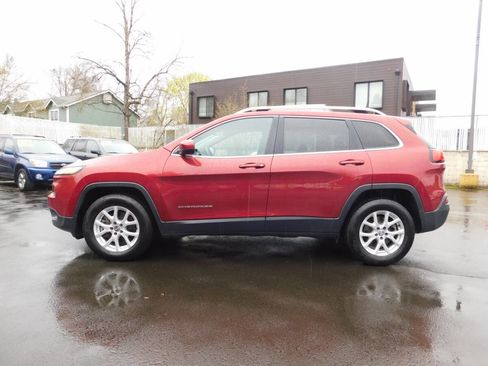 Used 2017 Jeep Cherokee Latitude w/ Comfort/Convenience Group AWD/4WD image 25