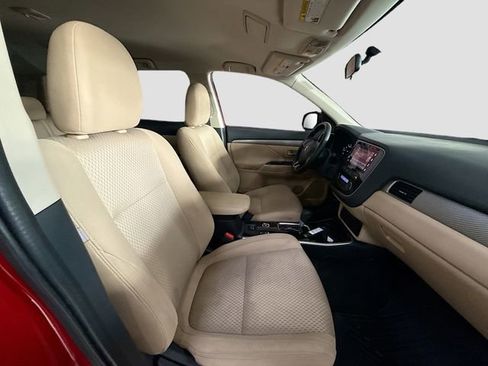 Used 2017 Mitsubishi Outlander SE image 28