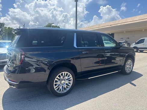 Used 2025 Chevrolet Suburban Premier AWD/4WD image 4