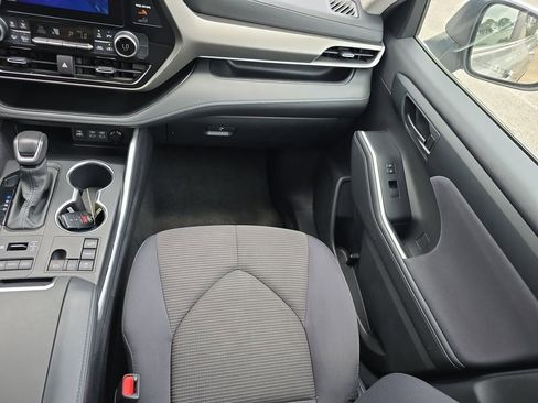 Used 2024 Toyota Highlander LE AWD/4WD image 17
