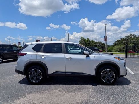 Used 2024 Nissan Rogue SV AWD/4WD image 2