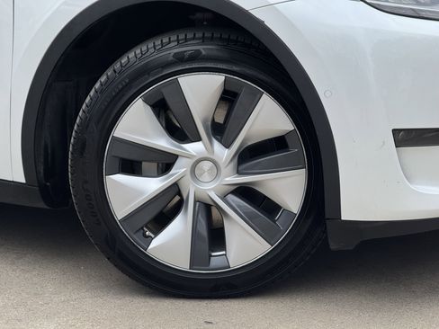 Used 2020 Tesla Model Y Long Range image 3