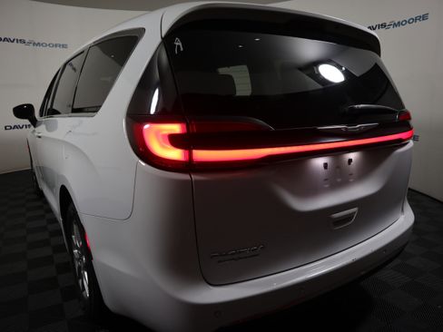 Used 2023 Chrysler Pacifica Touring-L FWD image 9