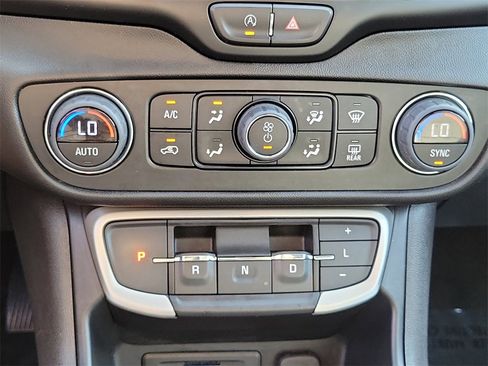 Used 2023 GMC Terrain SLT image 13