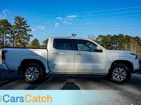 Used 2022 Nissan Frontier SV image 2