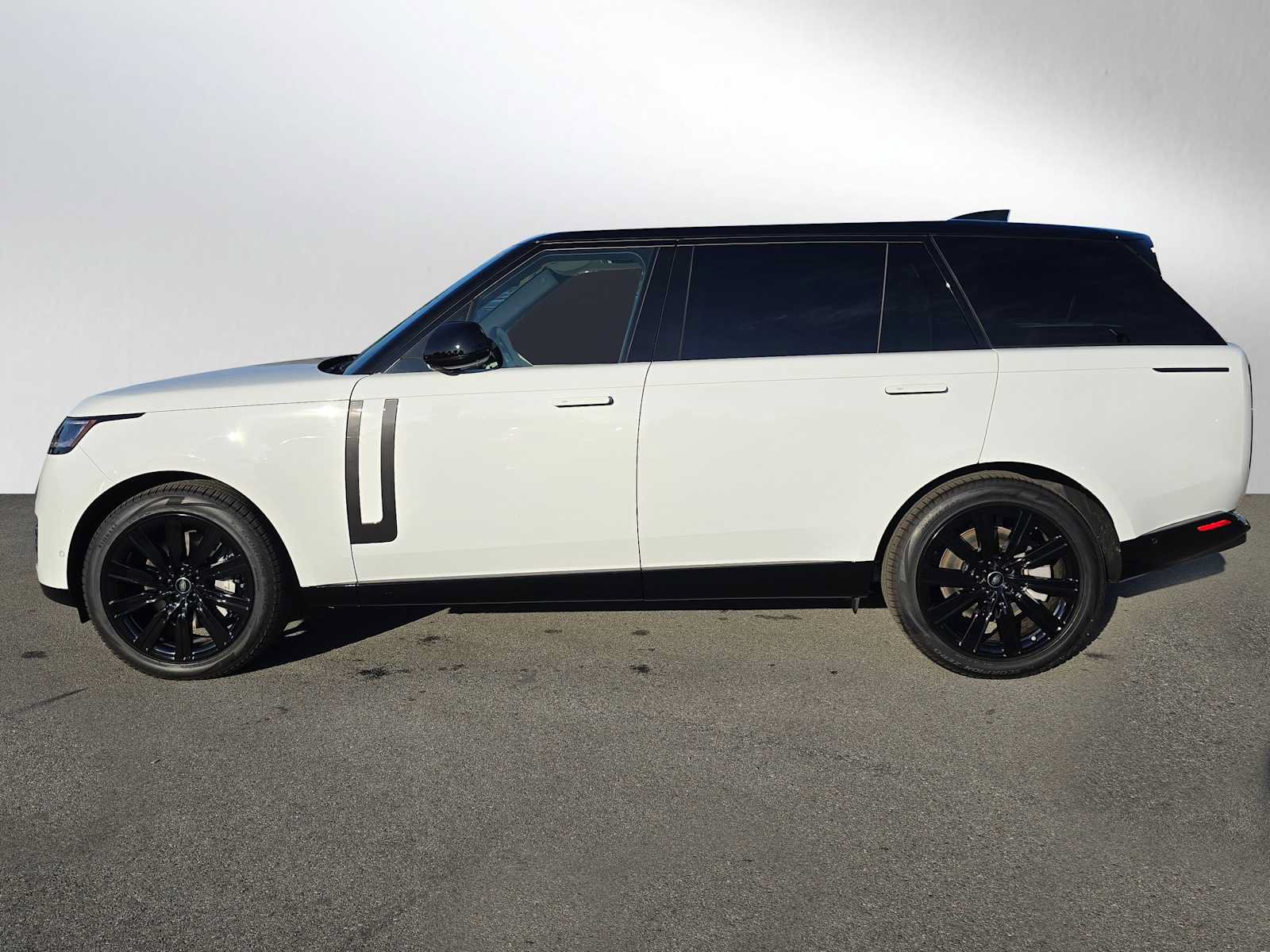 New 2025 Land Rover Range Rover Long Wheelbase SE AWD/4WD image 2