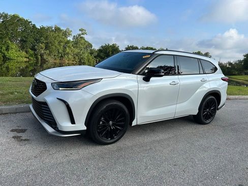 Used 2023 Toyota Highlander XSE FWD image 2
