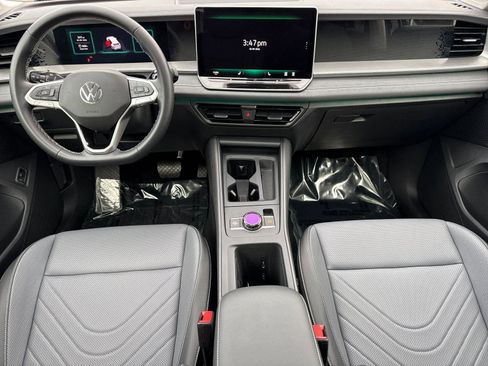 Used 2025 Volkswagen Tiguan SE w/ Panoramic Sunroof Package image 12