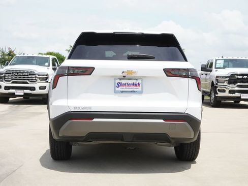 Used 2026 Chevrolet Equinox LT w/ Convenience Package II FWD image 8