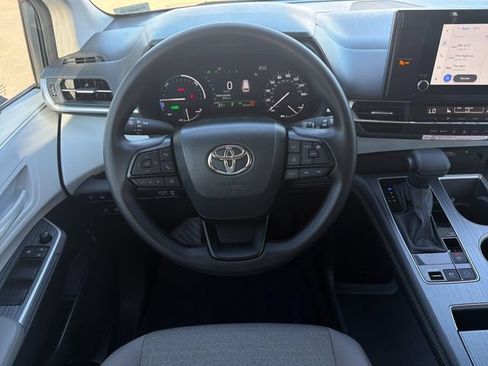 Used 2026 Toyota Sienna LE FWD image 15