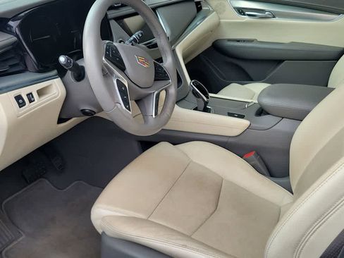 Used 2018 Cadillac XT5 Luxury w/ Driver Awareness Package image 6