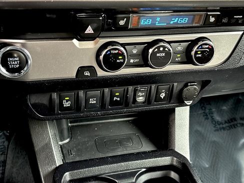 Used 2016 Toyota Tacoma Limited image 24