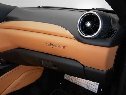 Used 2016 Ferrari California T RWD image 47