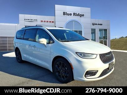 Used 2021 Chrysler Pacifica Touring-L w/ Uconnect Theater Family Group