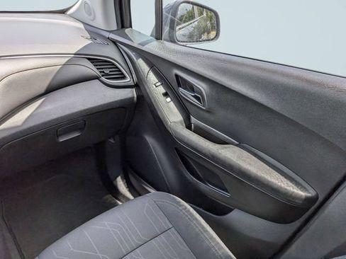 Used 2019 Chevrolet Trax LT FWD image 16