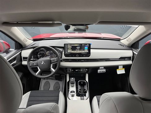 New 2025 Mitsubishi Outlander SE image 25