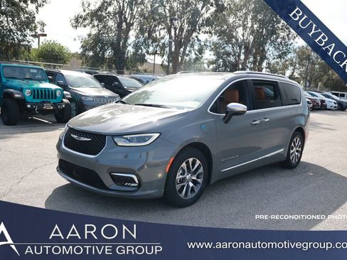 Used 2023 Chrysler Pacifica Pinnacle image 1