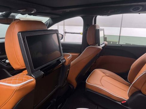 New 2026 Chrysler Pacifica Pinnacle image 19