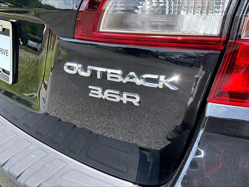 Used 2018 Subaru Outback 3.6R Limited AWD/4WD image 10