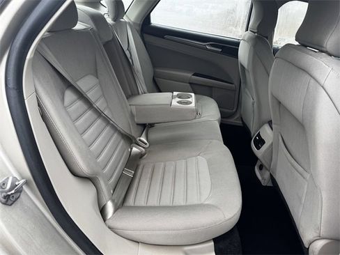 Used 2017 Ford Fusion SE w/ Fusion SE Technology Package image 16