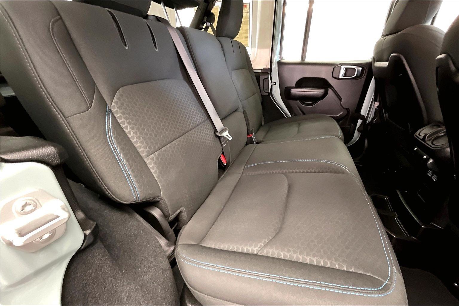 Used 2024 Jeep Wrangler Unlimited Rubicon 4xe w/ Convenience Group AWD/4WD image 18