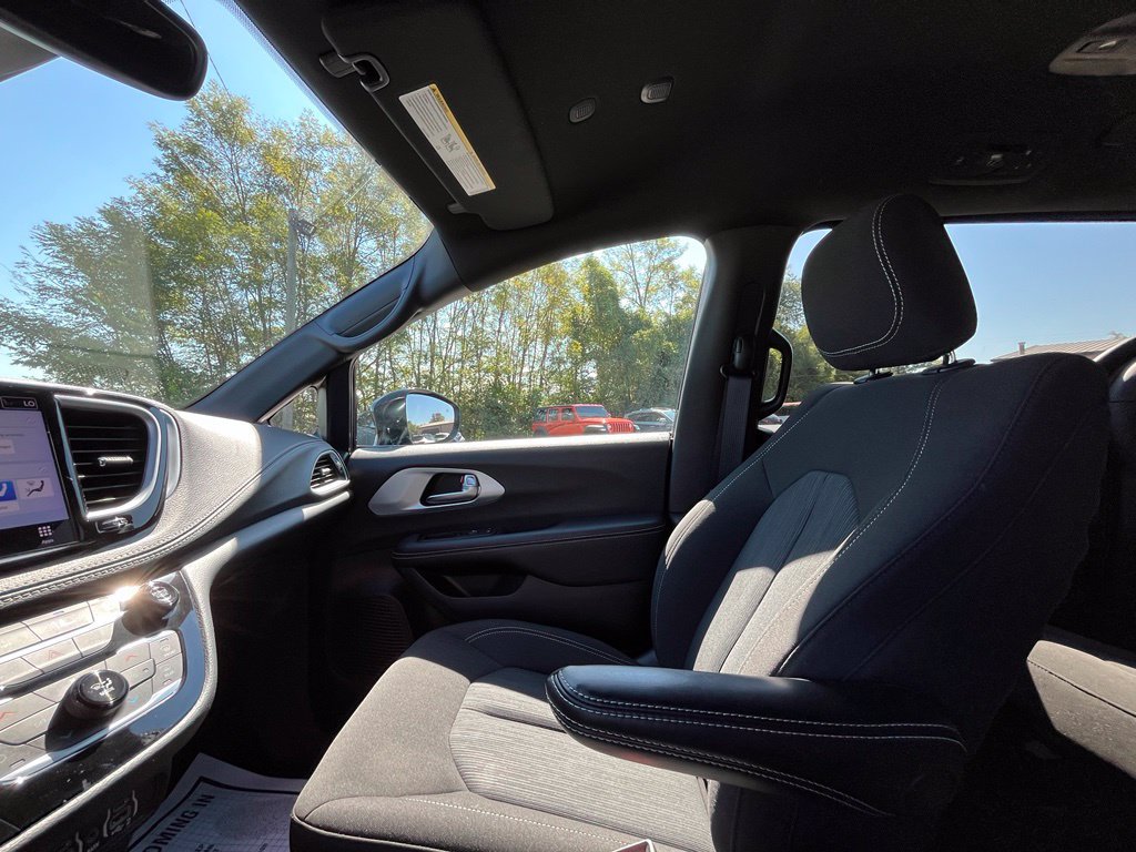 Used 2024 Chrysler Pacifica Touring FWD image 24