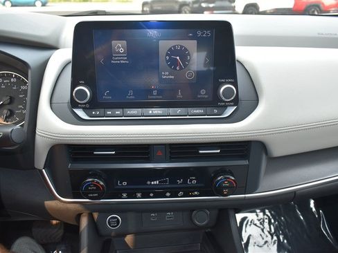 Used 2023 Nissan Rogue SV AWD/4WD image 18