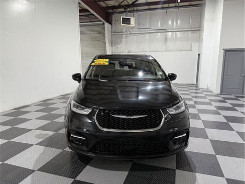 Used 2023 Chrysler Pacifica Touring-L image 4