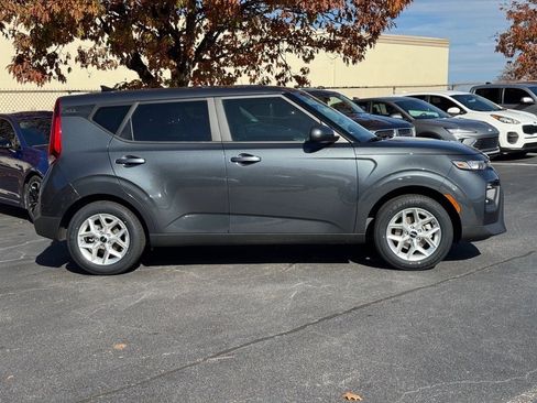 Certified 2022 Kia Soul LX w/ Technology Package image 2