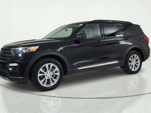 Used 2023 Ford Explorer XLT w/ Equipment Group 202A AWD/4WD image 2
