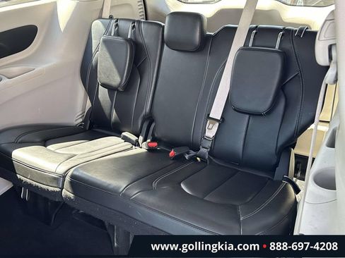 Used 2023 Chrysler Pacifica Touring-L FWD image 9