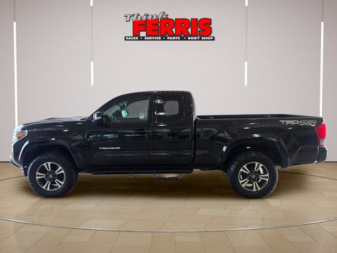 Used 2017 Toyota Tacoma TRD Sport w/ Tow Package (A/T) AWD/4WD image 2