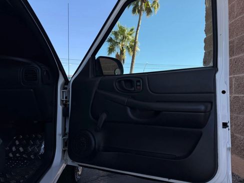 Used 2002 Chevrolet S10 Pickup 2WD Regular Cab image 32