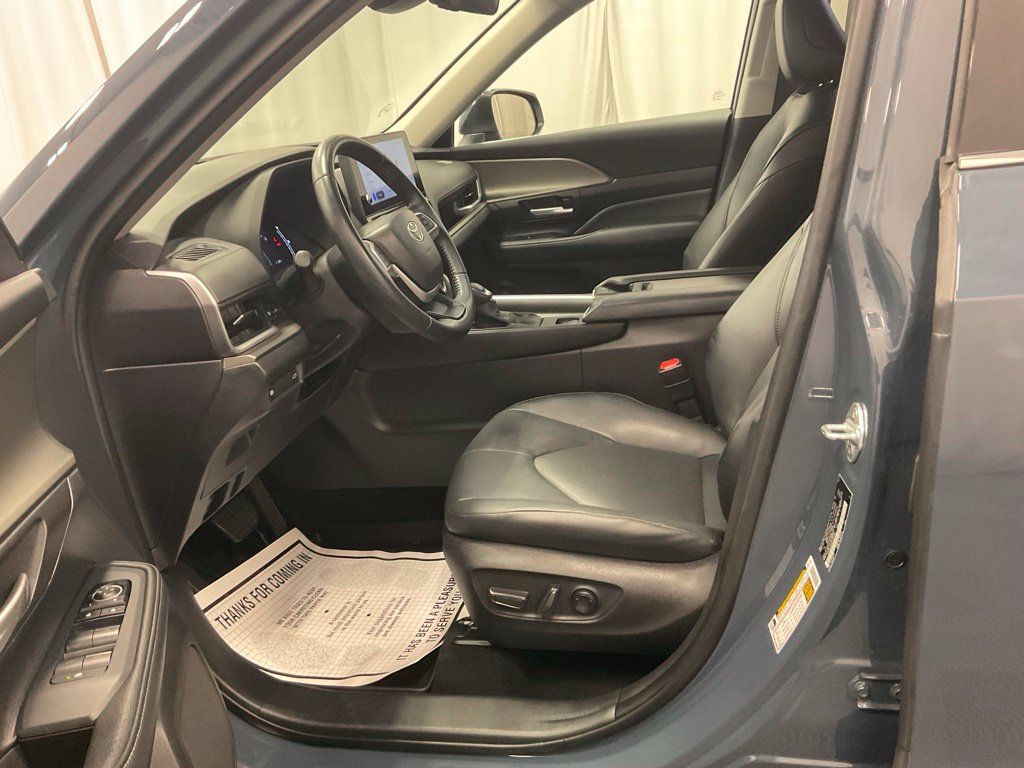Used 2025 Toyota Grand Highlander AWD image 7