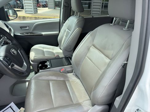Used 2018 Toyota Sienna XLE w/ XLE Navigation Package FWD image 26