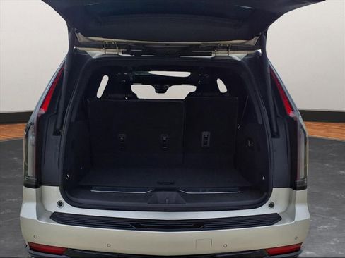 Used 2023 Cadillac Escalade Premium Luxury image 15