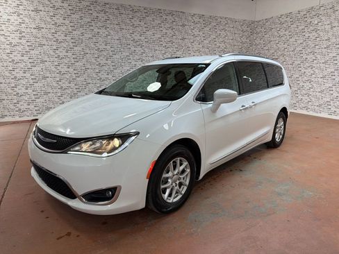 Used 2020 Chrysler Pacifica Touring-L image 3