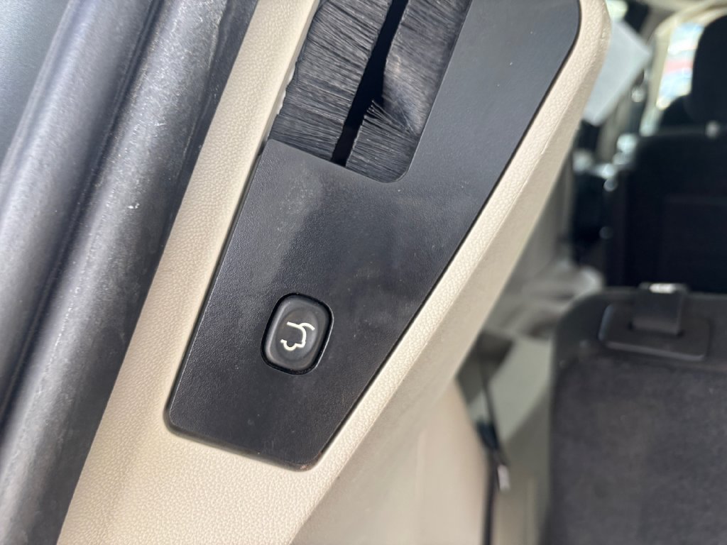 Used 2016 Dodge Grand Caravan SXT FWD image 29
