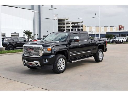 Used 2018 GMC Sierra 2500 Denali w/ Duramax Plus Package AWD/4WD image 2