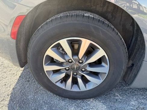 Used 2023 Chrysler Pacifica Touring-L FWD image 7