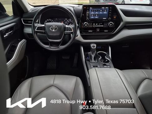 Used 2022 Toyota Highlander XLE FWD image 27