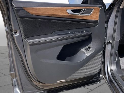 Used 2025 Volkswagen Atlas SE FWD image 19