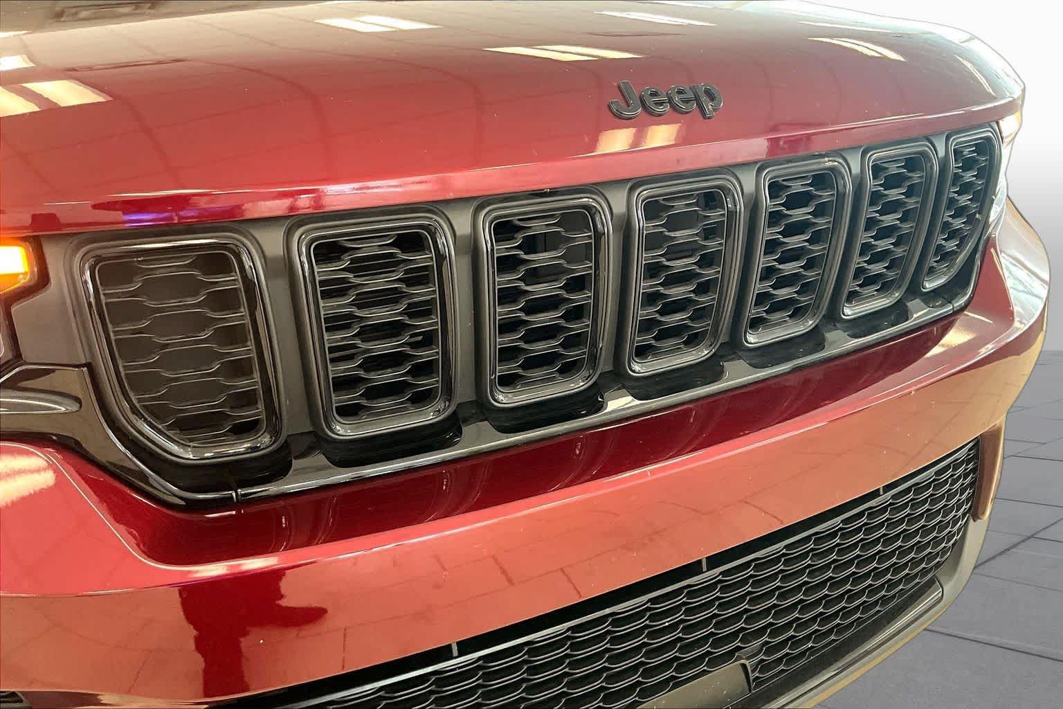 Used 2023 Jeep Grand Cherokee Altitude RWD image 28